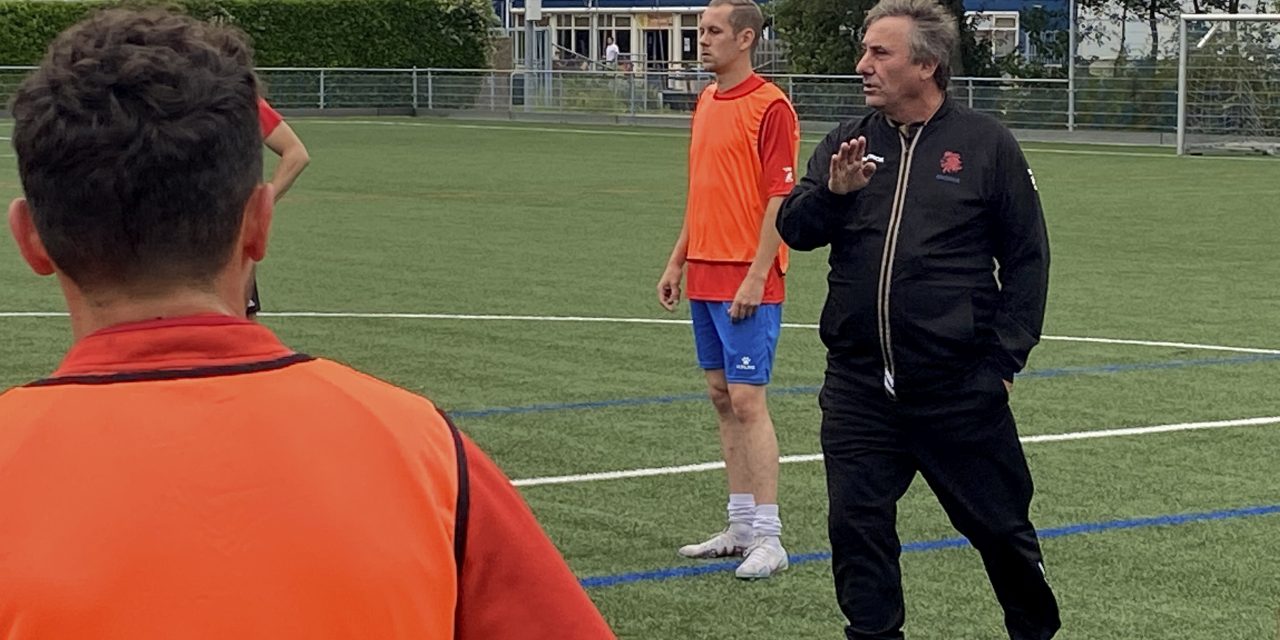 Hoofdtrainer kondigt vertrek aan