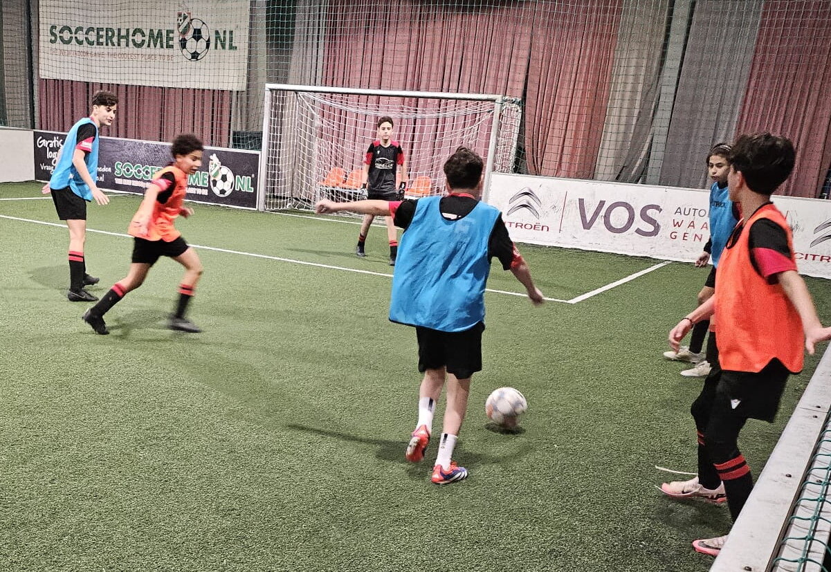 JO15-1 maakt doorstart met indoorsoccer
