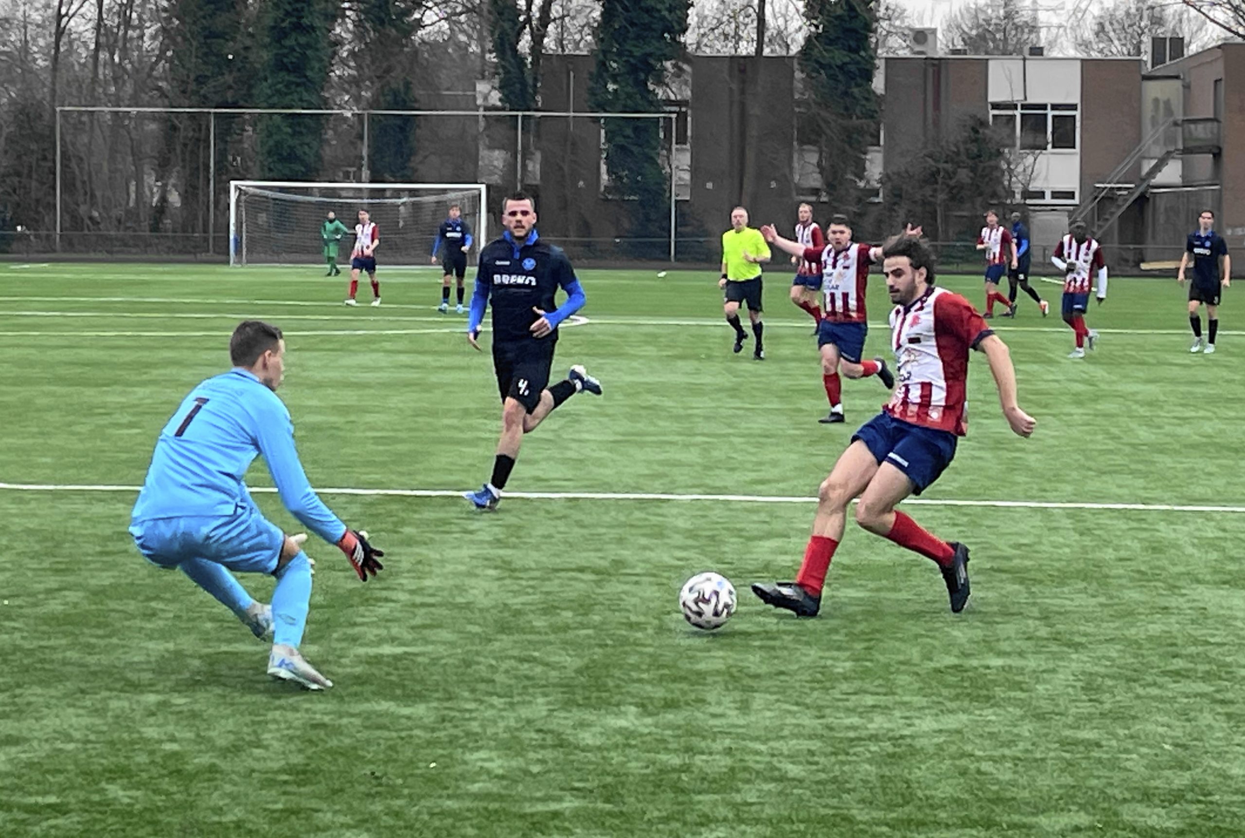 Tweede elftal wint bij de koploper
