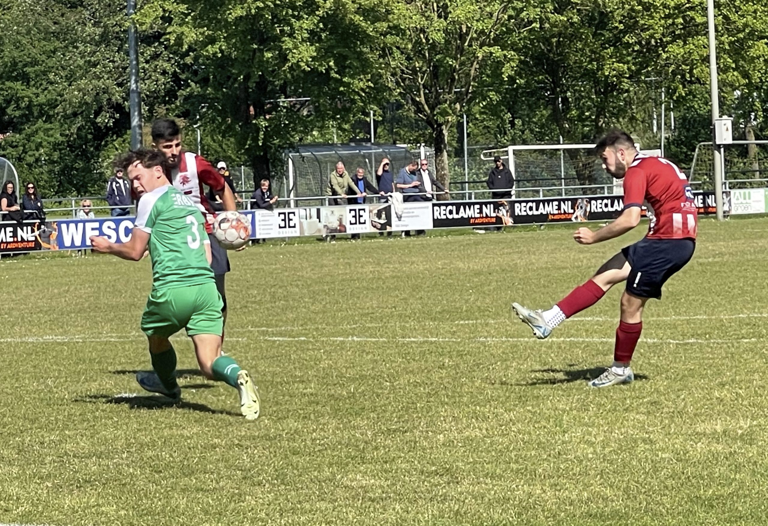 Eerste elftal speelt zich veilig