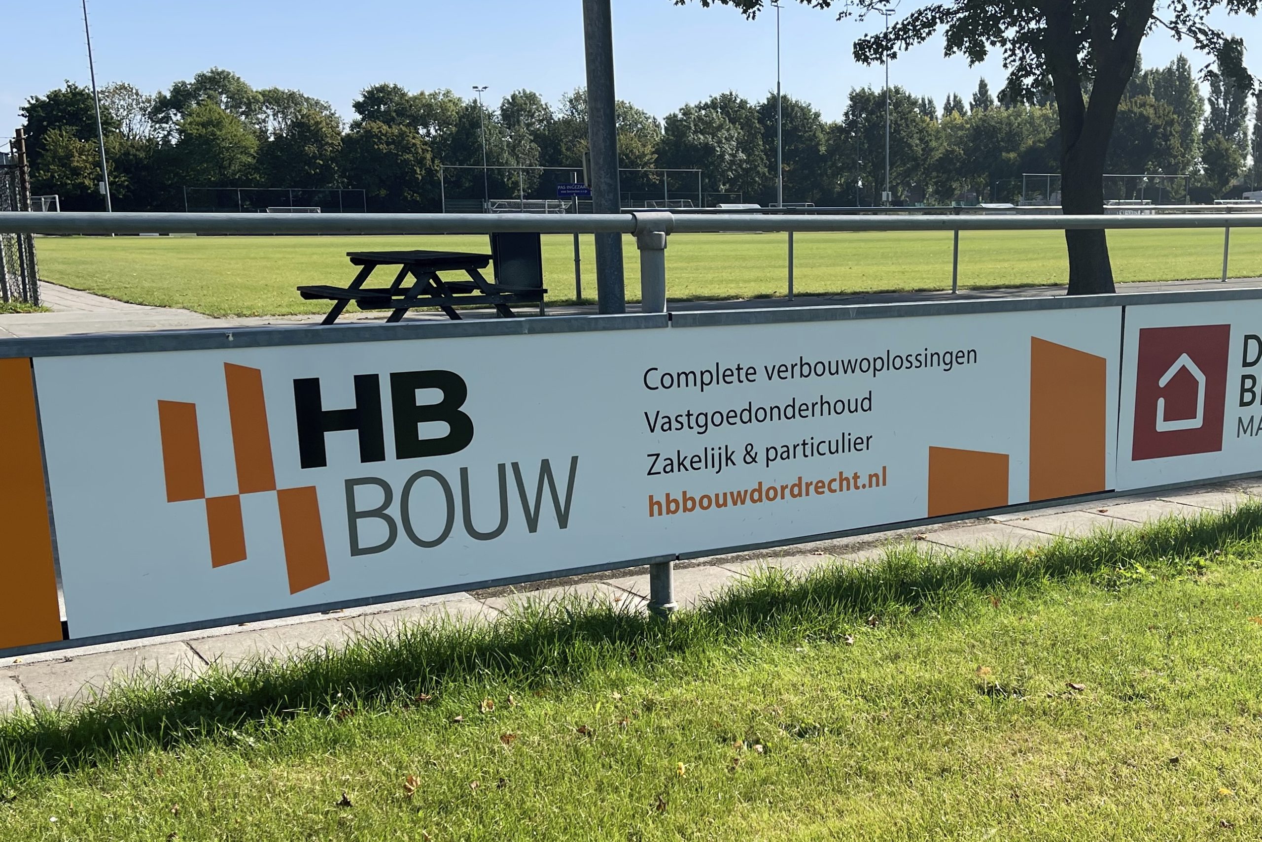 Bord voor sponsor HB Bouw