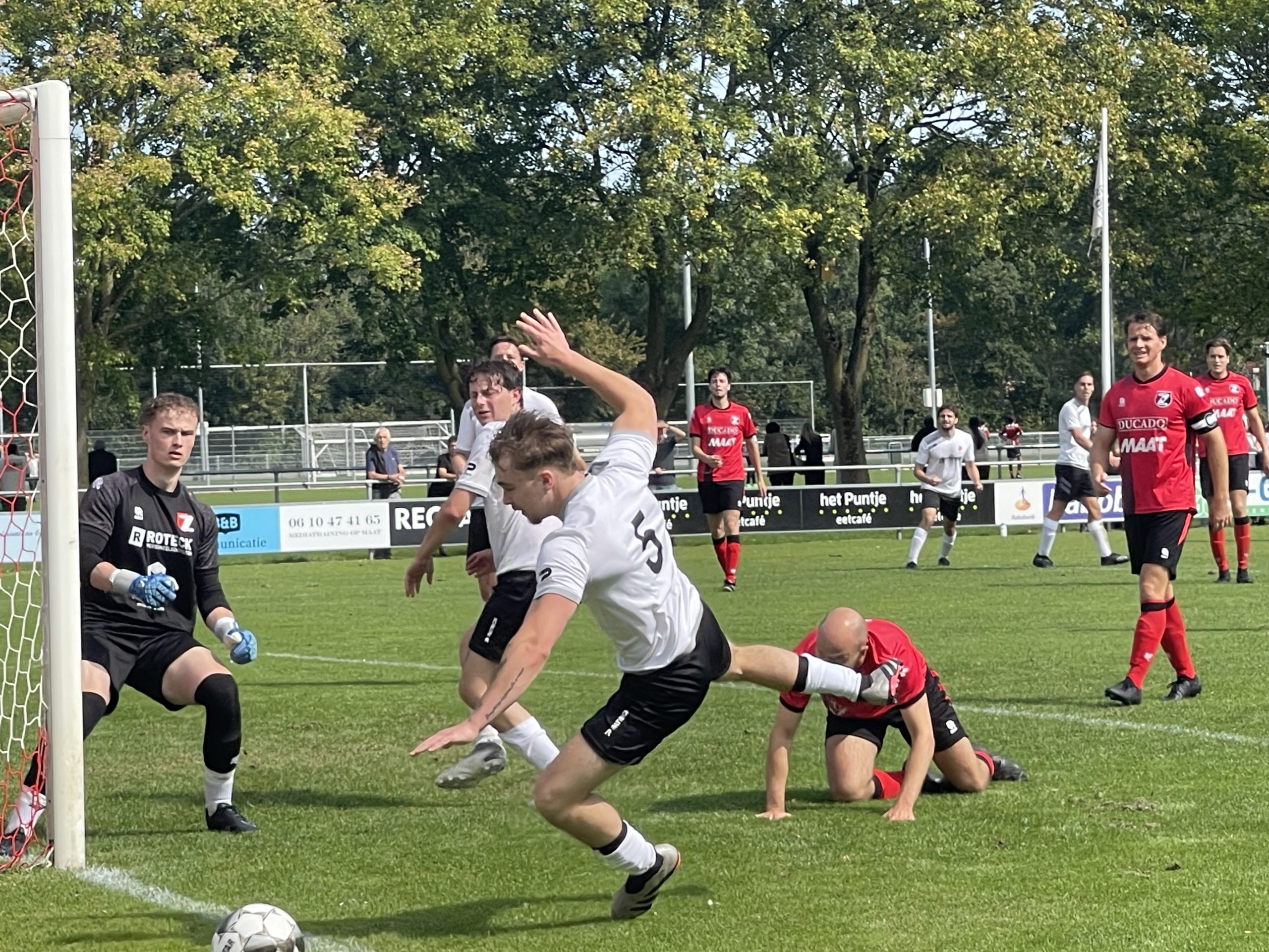 Tweede elftal één helft goed